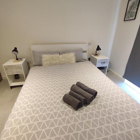 2 Bedroom 2 Bath 1 Ensuite In Roya Asenal Beautiful Views & Parking ลอนดอน ภายนอก รูปภาพ