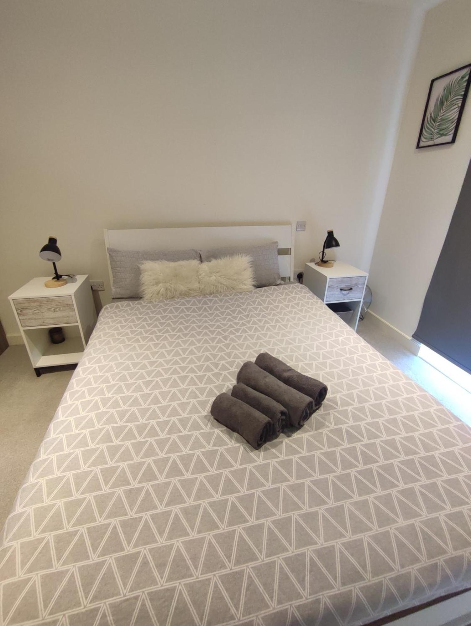 2 Bedroom 2 Bath 1 Ensuite In Roya Asenal Beautiful Views & Parking ลอนดอน ภายนอก รูปภาพ